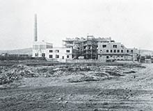 Výstavba novej továrne v Istebníku v roku 1930