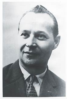 Alexander Dubček (1921-1992) pracoval v údržbe droždiarne Prvej slovenskej továrne na droždie, lieh a pokrmové masti v rokoch 1945-1949
