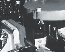 Plniaca linka koncom 70-tych rokov; etiketovanie už bolo automatizované