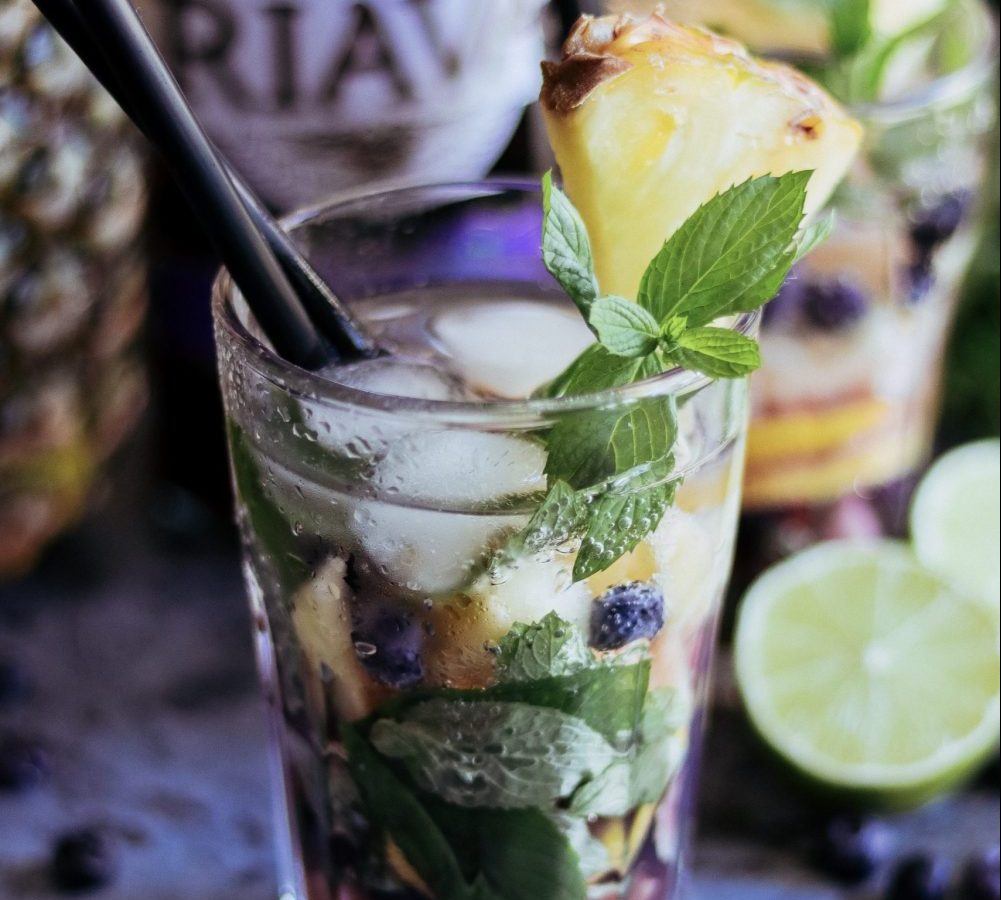 Čučoriedkovo – ananásové mojito